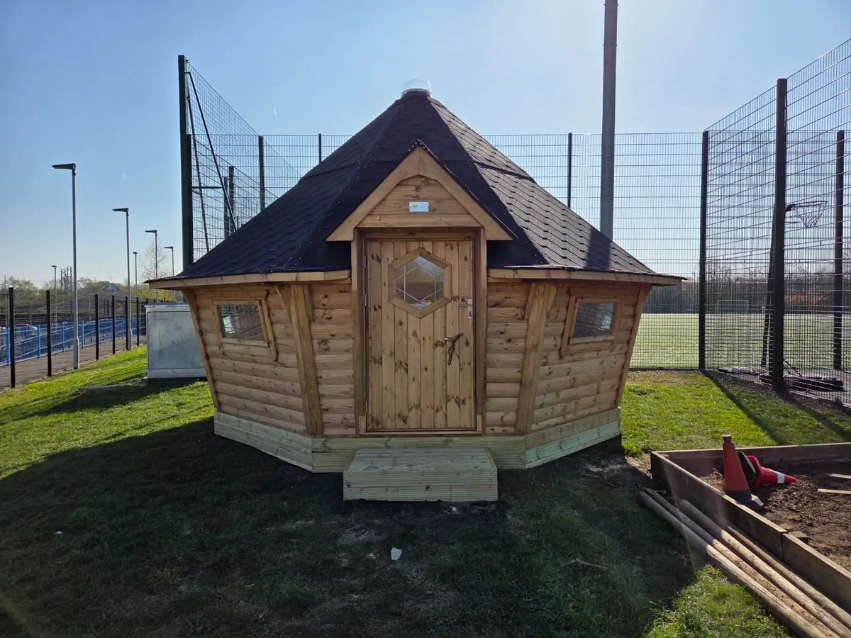 17m log cabin for school