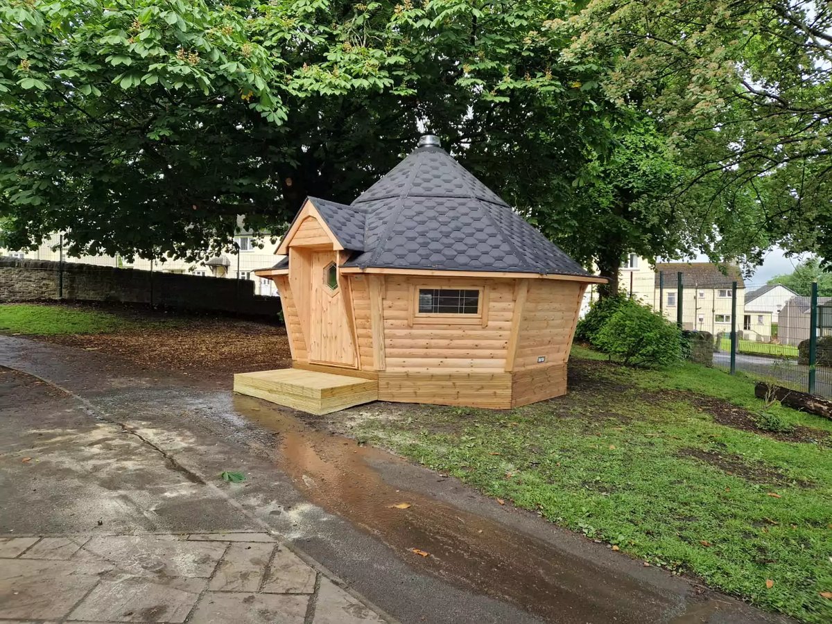 bushcraft log cabin