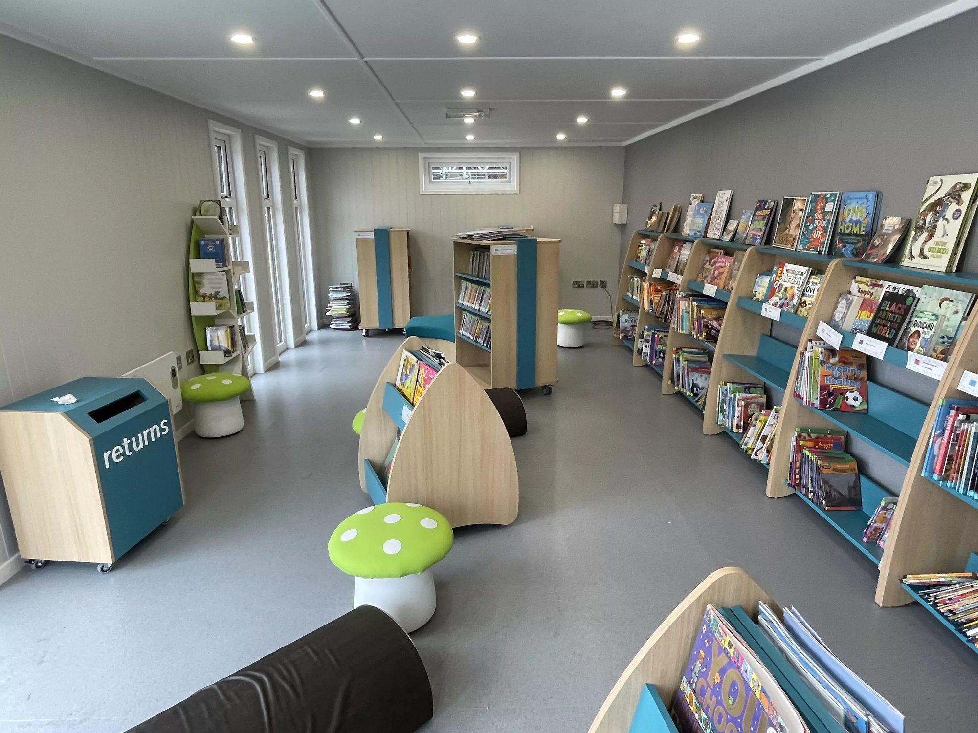 bespoke modern school library for morven park school